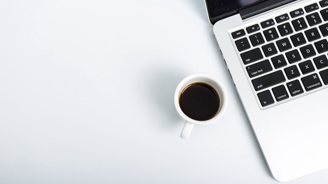 办公桌面电脑PPT背景图片-美肚杀分享